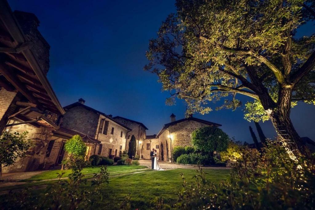 Castello Di Cernusco Lombardone B&B 외부 사진